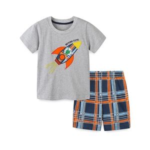 Completo estivo da bambino con t-shirt a razzo e pantaloncini a quadri alla moda