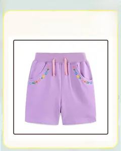 Detailansicht der lila Mädchen-Strickshorts mit Blumenstickerei und Kordelzug am Bund