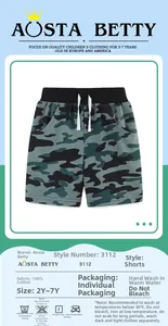 Détail du short camouflage en coton pour garçon avec taille élastique et cordon blanc