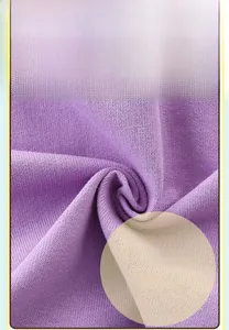 Nahaufnahme von lila geripptem Baumwollstoff mit weicher Strickstruktur für Babysets