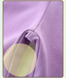 Nahaufnahme der verstärkten Nähte und Strickstruktur auf der violetten Mädchen-Leggings