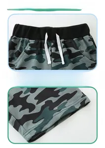 Détail du short camouflage pour garçon montrant la taille élastique, le cordon et les coutures