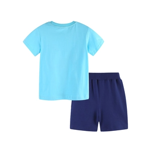 Ensemble t-shirt bleu clair à manches courtes et short bleu foncé pour garçons