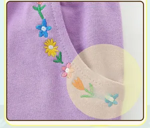 Detail von lila Baumwollstrick mit lebendiger Blumenstickerei auf dem Taschenbereich