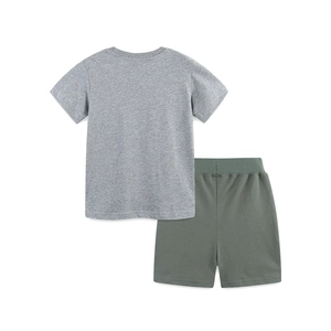 Ensemble d'été pour enfants avec t-shirt gris à manches courtes et short vert foncé en coton