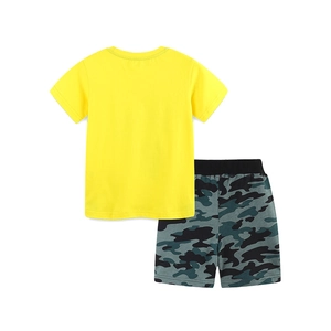 Ensemble d'été pour garçons avec t-shirt jaune à manches courtes et short à imprimé camouflage