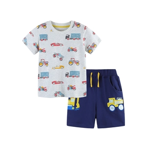 Jongens zomersethand met grijs t-shirt met voertuigprint en blauwe short met vrachtwagen