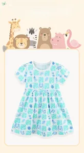 Dettaglio dell'abito in cotone per bambina con stampe di creature marine e sirene