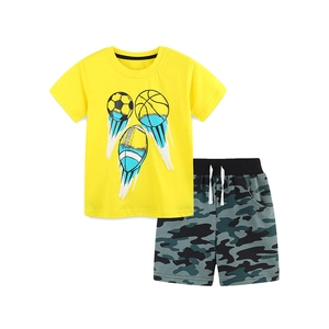 Ensemble d'été pour garçons avec t-shirt jaune sport et short motif camouflage