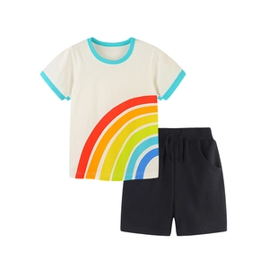 Completo estivo per bambini in cotone con t-shirt arcobaleno e pantaloncini neri