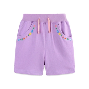 Mädchen Strickshorts in Lila mit Blumenstickerei und rosa Kordelzug für den Sommer