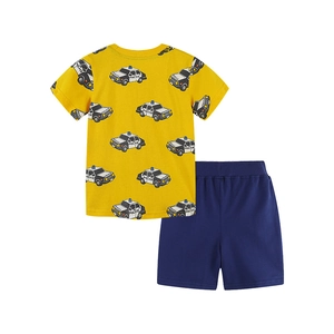 Ensemble d'été garçon avec t-shirt jaune imprimé voiture de police et short marine