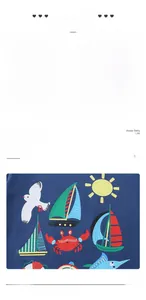 Detail eines blauen Jungen-T-Shirts mit Ozean-Motiv und maritimen Mustern aus Baumwolle