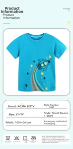 Détail du t-shirt en coton avec imprimé fusée et arc-en-ciel pour petit garçon