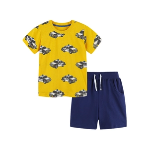Ensemble d'été pour enfant avec t-shirt jaune à motif de police et short bleu marine