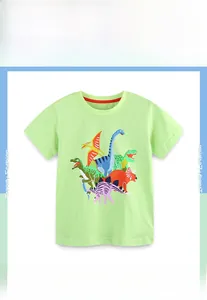 Dettaglio maglietta in cotone verde con stampe colorate di dinosauri per bambini