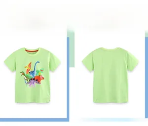 Dettagli fronte e retro di una maglietta per bambini in cotone verde chiaro con dinosauri