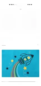 Détail du t-shirt bleu ciel pour garçons avec imprimé fusée et arc-en-ciel