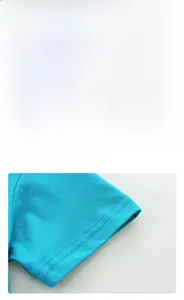Vue détaillée du col côtelé et des poignets à double couture sur le t-shirt en coton garçon