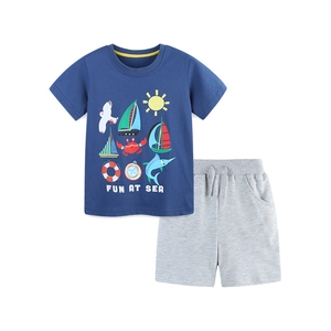 Modisches Sommer-Set für Jungen mit marineblauem T-Shirt und grauen Shorts