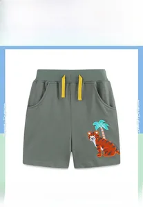Dettaglio dei pantaloncini in cotone grigio scuro con ricamo tigre e coulisse gialla regolabile