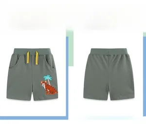 Dettaglio dei pantaloncini in maglia verde da bambino con coulisse e ricamo di tigre