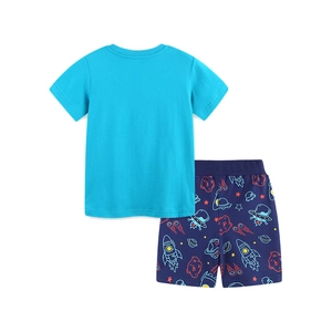Ensemble d'été pour garçons avec t-shirt bleu et short imprimé fusée et vaisseau spatial