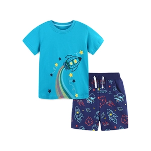 Ensemble d'été en coton pour garçons avec t-shirt fusée bleue et short assorti espace