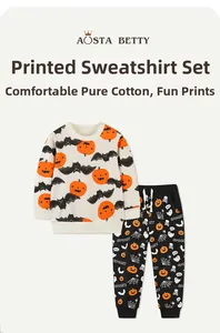 Dettaglio del set in cotone per bambini a tema Halloween con stampe di zucche e fantasmi