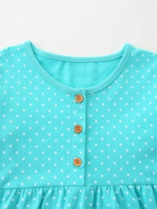 Robe tricotée bleue pour fille avec pois blancs et détails de boutons en bois