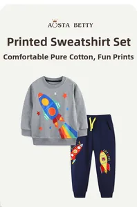 Détail du sweat-shirt à motif fusée grise et pantalon en coton bleu marine
