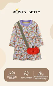 Détail de robe fleurie pour fille avec accessoire citrouille, 100% coton respirant