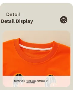 Détail du col rond côtelé durable sur un t-shirt d'Halloween orange pour garçon