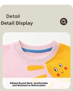 Détail du sweat en coton rose avec col rond côtelé et imprimé soleil jaune pour enfant