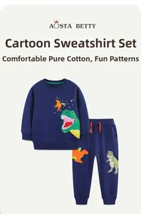 Détail d'un ensemble en coton pour enfants bleu marine avec broderies de dinosaures