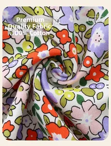 Détail du tissu 100% coton aux motifs floraux roses et violets pour robes de filles