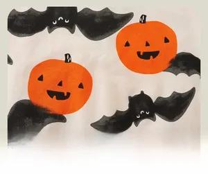 Dettaglio di stampe di Halloween con zucca e pipistrello su morbido tessuto di cotone