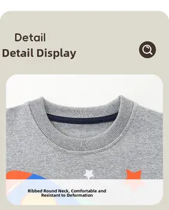 Détail du col rond côtelé sur sweat-shirt gris pour garçon avec motifs de fusées