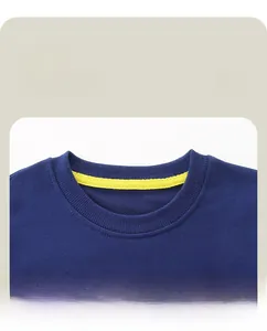 Détail du col rond bleu marine avec bande jaune pour maintenir la forme du pull