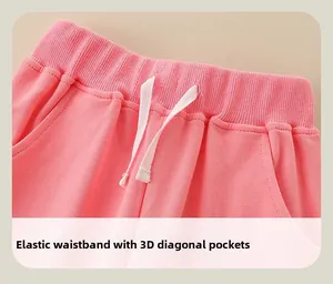 Détail du jogging rose en coton avec taille élastique et cordons de serrage blancs