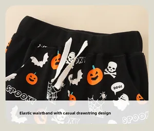 Dettaglio dei pantaloni per bambini con elastico in vita e stampe festose di Halloween