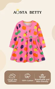 Détail d'une robe rose en coton pour fille avec imprimé citrouille d'automne