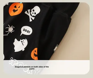 Dettaglio dei pantaloni Halloween da bambino con tasche laterali e stampe di zucche
