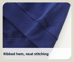Détail de l'ourlet côtelé et des doubles coutures soignées sur le sweat enfant bleu foncé