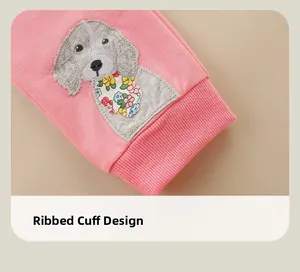 Détail du jogging en coton rose avec broderie chien et poignets élastiques côtelés