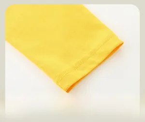 Vue détaillée des poignets cousus du t-shirt jaune à manches longues pour garçons