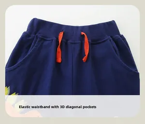 Détail du jogging en tricot pour enfants avec taille élastique et cordon orange