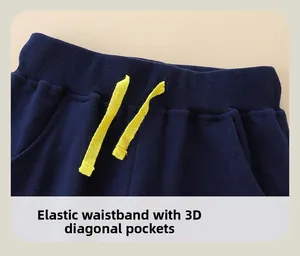 Détail de la taille élastique avec cordon jaune et poches 3D sur un jogging bleu pour garçon