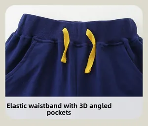 Détail du pantalon en maille marine avec taille élastique, cordon jaune et poches latérales