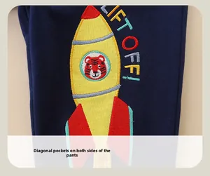 Détail du jogging en maille bleu marine pour enfant avec broderie tigre et poches